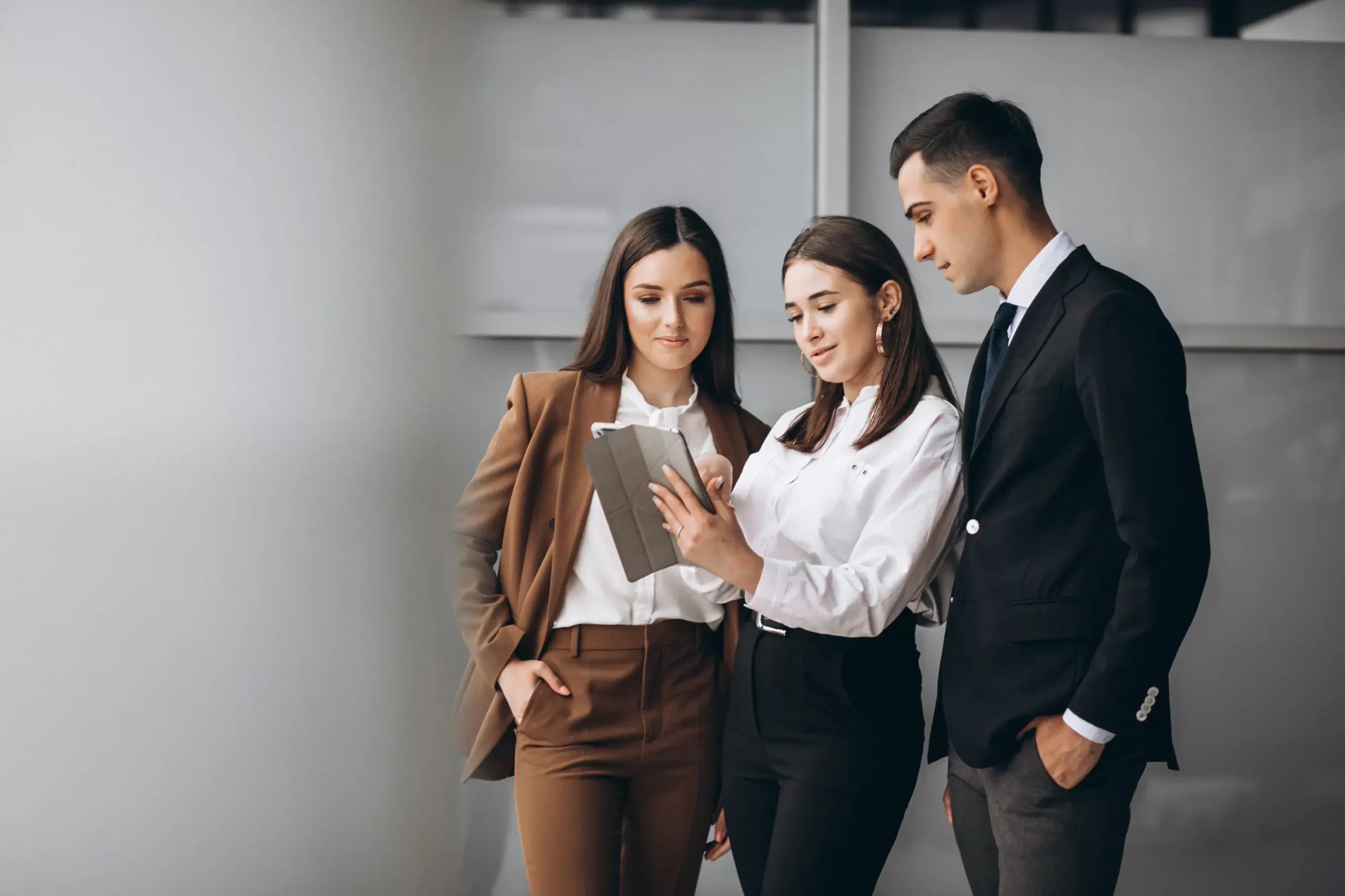 bussiness-people-working-in-team-in-an-office